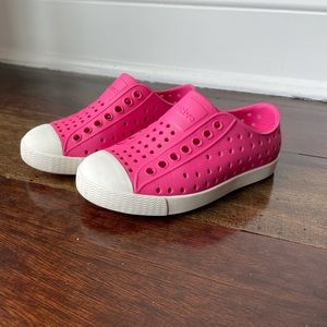 Toddler girl natives in pink size 8